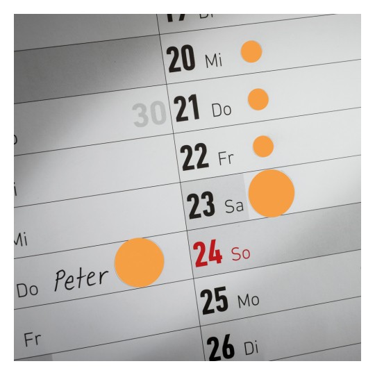 Billedet viser en kalender side med datoer fra 17 til 30, med markeringer for begivenheder den 20., 21., 22. og 24., inklusive navnet 'Peter' skrevet på den 24.
