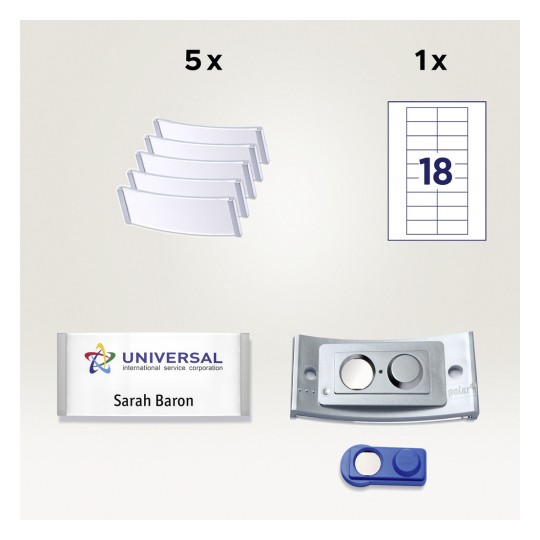 Billedet viser forskellige kontorartikler, herunder fem klare navneskiltsholdere, et ark mærket '18', og et navneskilt med 'UNIVERSAL' og 'Sarah Baron' på, sammen med en blå badgeklips.