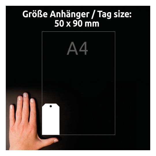 Billedet viser en hånd placeret ved siden af en tagspecifikation i størrelse. Tagget er angivet som 50 x 90 mm, med bogstaverne 'A4' tydeligt vist i baggrunden.