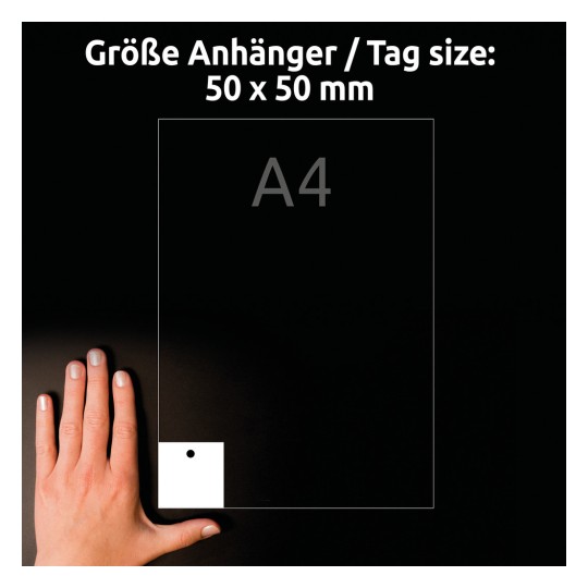 Billedet viser en hånd ved siden af en mærkat med dimensionerne 50 x 50 mm og en henvisning til A4-størrelse, alt på en mørk baggrund.