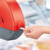 Dispenser i rød og grå, der udleverer kønumre. Designet er kompakt og funktionelt, ofte brugt i offentlige områder som hospitaler, apoteker eller kundeservicecentre.