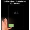 Billedet viser en hånd ved siden af en etiketstørrelsesindikator, der viser dimensionerne 70 x 37 mm, sammen med et A4-ark layout. Baggrunden er mørk, hvilket fremhæver etikettens dimensioner.
