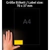 Billedet viser en hånd ved siden af en etiketstørrelse på 70 x 37 mm, med en A4-papirstørrelse angivet i baggrunden. Etiketten er fremhævet i gul.