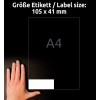 Billedet viser en hånd ved siden af en etikettens størrelsesangivelse på 105 x 41 mm, med angivelse af A4-papirstørrelse. Baggrunden er sort, og teksten er på tysk, som angiver etiketstørrelsen.