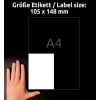 Billedet viser en hånd ved siden af en blank hvid etiket med dimensionerne 105 x 148 mm over en sort baggrund, med teksten 'A4' og 'Größe Etikett / Label size' fremtrædende vist.
