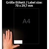Billedet viser en hånd placeret ved siden af en etiket-specifikation, der angiver etikettens størrelse (70 x 29,7 mm) og henviser til en A4-papirstørrelse i en mørk indstilling.