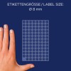 Billedet viser en hånd ved siden af et ark med etiketter, der viser cirkulære etiketter med en diameter på 8 mm. Baggrunden er mørkeblå, og etiketarket er transparent med synlige cirkulære etiketter.