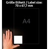Billedet viser en hånd ved siden af en etiketstørrelse (70 x 67,7 mm) med en A4 papirformatindikation på en mørk baggrund.