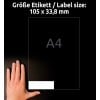 Billedet viser en hånd ved siden af en etiketstørrelsesguide, der viser dimensionerne 105 x 33,8 mm og betegnelsen A4.