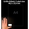 Billedet viser en hånd ved siden af en tom etiketstørrelse på 48,5 x 25,4 mm med teksten 'A4' og ordene 'Größe Etikett' på tysk.