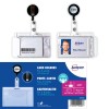 Billedet viser Avery-kortholdere til to kort med en badge-reel. Den ene holder viser et navn, Paul Meyer, med et foto, mens den anden har en stregkode og et medarbejder-ID.