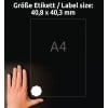 Billedet viser en hånd ved siden af en gennemsigtig etiket eller ark med dimensioner og en note, der angiver 'A4'. Baggrunden er mørk, hvilket fremhæver etikettens størrelse på 40,8 x 40,3 mm.