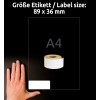 Billedet viser en hånd ved siden af en etiket-rulle og et A4-papir, der angiver etiketstørrelsen 89 x 36 mm.