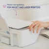 Billedet viser en person, der interagerer med en printer designet til både blæk- og laserkompatibilitet. Printerens låg er delvist åbent, hvilket indikerer brug.
