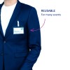 Billedet viser en person iført en marineblå blazer med en synlig navneskilt på brystet. Skiltet angiver navnet 'Tom Martin' og titlen 'Projektleder'. En annotation peger på skiltet med teksten 'GENBRUGELIG Til mange begivenheder'.