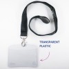 Billedet viser en transparent plastik-ID-holder fastgjort til en mørk stofsnor med en clips. Holderen er tom og designet til at fremvise identifikationskort.