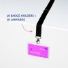 Billedet viser et sæt med kortholder og nakkestrop, der indeholder 10 kortholdere og 10 nakkestropper, med et prøve-navneskilt, der viser 'Lucie Delbois' og 'DIRECTRICE MARKETING' på en lyserød baggrund.