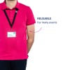 En person iført en lyserød polo-shirt med et navneskilt hængende fra en nøglesnor. Skiltet viser navnet 'Tom Martin' og titlen 'Projektleder'. Teksten ved siden af personen lyder 'GENANVENDELIG' og 'Til mange begivenheder'.
