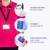 Billedet viser en person iført en lyserød polo-trøje med en navneskilt-holder om halsen. Det fremhæver navneskilt-holdere, indlæg og designmuligheder for at skabe tilpassede navneskilte.