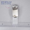 Billedet viser en metalclips designet til tøj og fremhæver dens blide greb, med tekst der angiver, at den har en metalclips til brug på tøj.