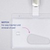 Billedet viser en gennemsigtig plastikkort holder med en udskæring for nem indsættelse og fjernelse af et kort. Holderen har en clips og er designet til visning af identifikations- eller adgangskort.
