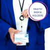 Billedet viser en person i en blå dragt, der holder en kortholder med et navneskilt. Badgeholderen er fastgjort til en udtrækkelig rulle mærket 'Avery', med teksten 'Ideel til kortholdere' i en cirkulær grafik øverst til højre.