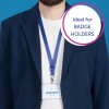 Billedet viser en person iført en marineblå blazer over en hvid t-shirt, der holder en badge på en blå nøglesnor, der angiver deres navn og titel. En grafik vises, som fremhæver produktets nytte for badge-indehavere.