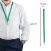 Billedet viser en person med en grøn nøglesnor om halsen. Nøglesnoren har en clips og måler 44 cm i længden og 1,5 cm i bredden. Personen er klædt i en hvid skjorte og marineblå bukser.