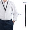 Billedet viser en person iført en hvid skjorte og en sort halsrem, som har dimensioner markeret som 44 cm i længden og 1,5 cm i bredden, hvilket antyder, at den bruges til at holde ID-kort eller badges.