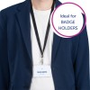 Billedet viser en person iført en mørk blazer over en hvid t-shirt, med et navneskilt på en nøglesnor. Skiltet har navnet 'Melvin Dopper' og betegnelsen 'Designer'. Der er også en grafik med teksten 'Ideel til BADGEHOLDERE'.