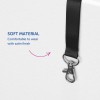 Billedet viser en sort rem lavet af blødt materiale med en satinfinish og en metalclips i den ene ende, ledsaget af tekst, der fremhæver dens komfort.