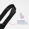 Billedet viser en sort rem mærket 'SUSTAINABLE' lavet af genanvendt polyester rPET, inklusive en illustration af en plastikflaske og genbrugspile. Det fremhæver de miljømæssige fordele ved at genbruge plast.