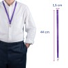 Billedet viser en person iført en hvid skjorte og marineblå bukser, der bærer en lilla nøglesnor med en fastgjort klemme. Dimensionerne af nøglesnoren er også angivet, og den er 44 cm lang og 1,5 cm bred.