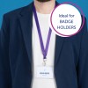 Billedet viser en person iført en marineblå blazer og en hvid t-shirt. En badgeholder med navnet 'Melvin Dopper' og titlen 'Designer' hænger om halsen og er fastgjort med en lilla snor. Baggrunden er blå, og der er en grafik, der lyder 'Ideel til BADGEHOLDERE.'