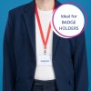 Billedet viser en person iført en marineblå blazer med en hvid skjorte under. De har en rød nøglesnor omkring halsen, der holder et mærke, hvor der står 'MELVIN DOPPER, Designer.' Baggrunden har en ensartet blå farve. En taleboble foreslår, at denne vare er 'Ideel til NØGLEKORTINDEHAVERE.'