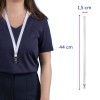 Billedet viser en person iført en mørk skjorte med en hvid nøglesnor omkring halsen. Nøglesnoren har angivne dimensioner: 44 cm i længden og 1,5 cm i bredden, samt en clip i enden.