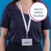 Billedet viser en person iført en mørkeblå skjorte med en badgeholder omkring halsen. Badgen viser navnet 'Melina Dopper' og rollen 'Designer'. Der er også en grafik, der siger 'Ideel til BADGEHOLDERE.'