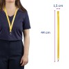 Billedet viser en person iført en marineblå skjorte med en gul nøglesnor om halsen. Nøglesnoren er detaljeret med dimensioner: 44 cm i længden og 1,5 cm i bredden.