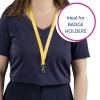Billedet viser en person iført en mørk skjorte med en gul nøglesnor om halsen, velegnet til at holde badges.
