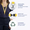 Billedet viser en gul nøglesnor med en drejelig metal karabinhage til at fastgøre badges, en sikkerhedsklips der frigøres ved overdrevet træk, og en note der angiver, at den er lavet af genbrugs-PET-plastikflasker.