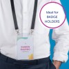 Billedet viser en person iført en hvid skjorte med en kortholder om halsen. Kortet viser navnet 'Damien Miaping' og titlen 'Commercial.' Der er en billedtekst, der siger 'Ideel til KORTHOLDERE.' Baggrunden er en ensfarvet blå.