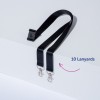 Billedet viser to sorte lanyards med metalclips fastgjort til hver ende. De ligger på en hvid overflade med en etiket, der angiver '10 Lanyards'.