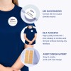Et billede, der viser Avery navneskilte, med en kvinde i en marineblå t-shirt, der bærer et rundt navneskilt, sammen med beskrivelser af produktets egenskaber, herunder klima-neutralitet og selvklæbende kvalitet.