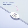 Billedet viser en pakke med 200 selvklæbende navneskilte fra Avery, der viser et eksempel på et navneskilt med navnet B. Carlos og titlen Marketing Director.