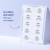 Billedet viser et ark med Avery navneskilte, der hver viser et navn og en jobtitel. Det fremhæver muligheden for at printe dine egne skilte med ti labels per ark.