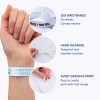 Billedet viser en hånd iført et hvidt armbånd, med yderligere billeder og tekst, der fremhæver funktioner som klimaneutralitet, holdbarhed og designeevne for tilpassede armbånd.