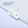 Billedet viser en pakke med 320 selvklæbende navneskilte, hvor et skilt viser navnet B. Carlos og titlen Marketing Director, sammen med Avery-logoet.