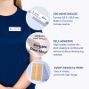 Billedet fremviser Avery navneskilte, der viser oplysninger om produktet, herunder mængde, dimensioner, materiale og selvklæbende egenskaber, sammen med et eksempel på et skilt båret af en person.