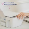 Billedet viser en hånd, der interagerer med en printer, med fokus på printerkompatibilitet specifikt for laserprintere.