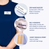 Billedet viser en person iført en blå skjorte med forskellige navneskilte. Højdepunkter inkluderer produktoplysninger såsom 200 navneskilte med selvklæbende kvalitet og nemhed ved udskrivning og design. Skiltene vises i forskellige formater og tekster.